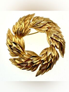 Vintage Crown Trifari Laurel Wreath Brooch Pin Textured Gold Tone Mid Century